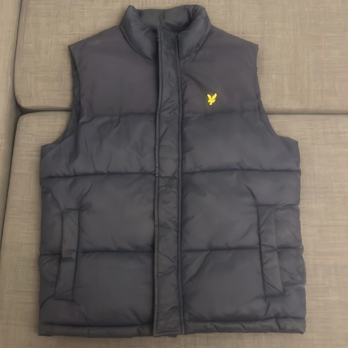 Mörkblå dunväst från Lyle & Scott