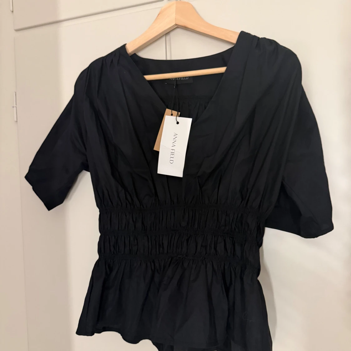 Svart blus med v-ringning från Anna Field