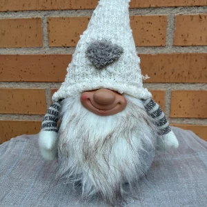Mjuk prydnadstomte - Mjuk grå tomte med plysch i botten. Helt ny och prislappen sitter kvar. 