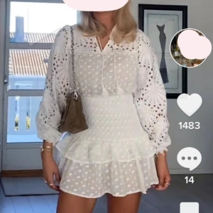 Vit klänning - Så fin klänning från feelingfriday, knappt använd💞💞💞Den är lite insydd i armarna då de var väldigt puffiga innan