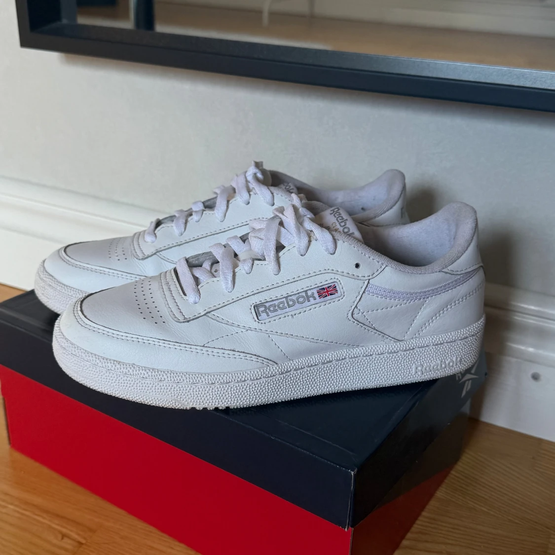 Vita Reebok sneakers i skinn