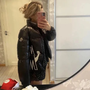 Svart Moncler jacka - Säljer nu min älskade moncler jacka som är en limited edition och endast såldes under en vinter och kommer därför inte gå att få tag på igen💞Barnstorlek men passar mig som är 164 och har storlek xs i vanliga fall. Äkthetsbevis medföljer såklart💗💗Den är lite skavd vid ena fickan men inget som syns när den är på 