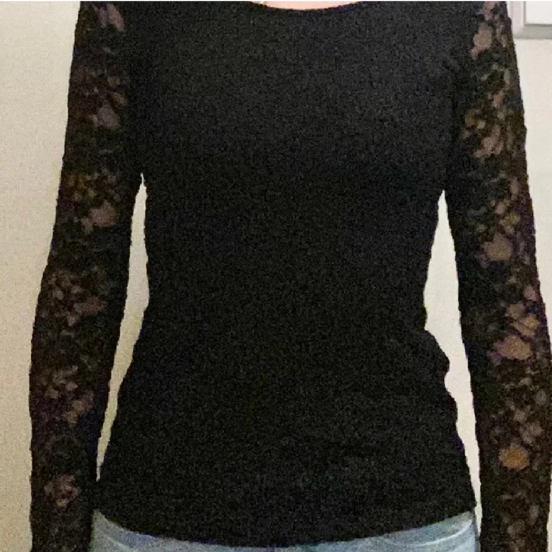 Svart spetsblus med lång ärm - 1