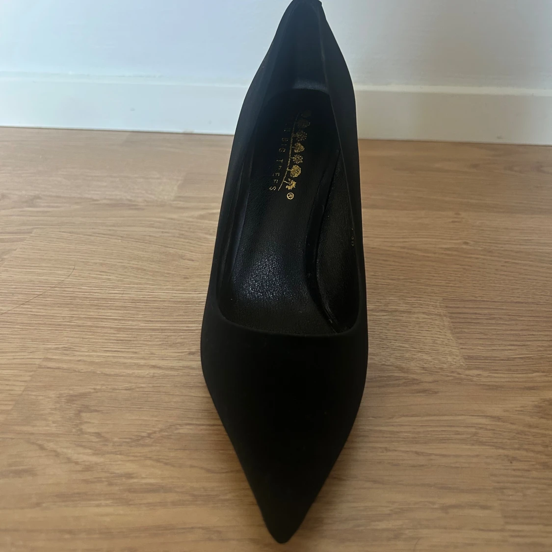 Svarta pumps med spetsig tå och klack - 2