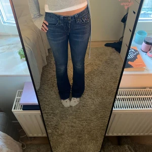 True religion jeans - Säljer mina lågmidjade bootcut true religion jeans💕   Midjemåttet rakt över:39cm Innerbenslängden:83cm De har inga defekter förutom några få saknade sömmar längst ned på vänstra benet (se bild 5) men inget som märks!❤️  ❗️Jeansen är köpta second hand men jag har bara använt de någon enstaka gång❗️ Skriv för frågor eller bilder! 