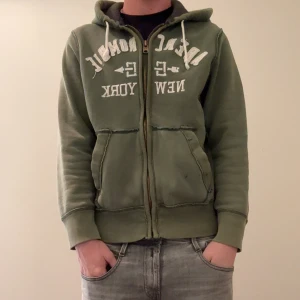 Abercombie & fitch hoodie  - Säljer denna extremt sällsynta och eftertraktade abercombie & fitch hoodien som är i ett riktigt bra skick förutom att den har några fläckar som syns på bild 2. Bara att höra av dig om du undrar något 🙌