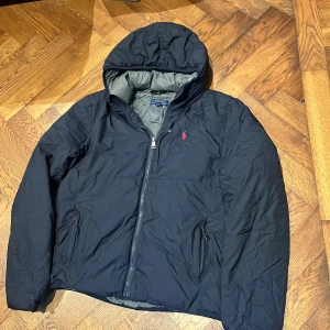 Ralph lauren jacka - Ralph lauren jacka i storlek barn xl som motsvarar xs i herr. Den ser ut som en wind breaker men har dun inuti som gör den varmare nu inför kallare väder.