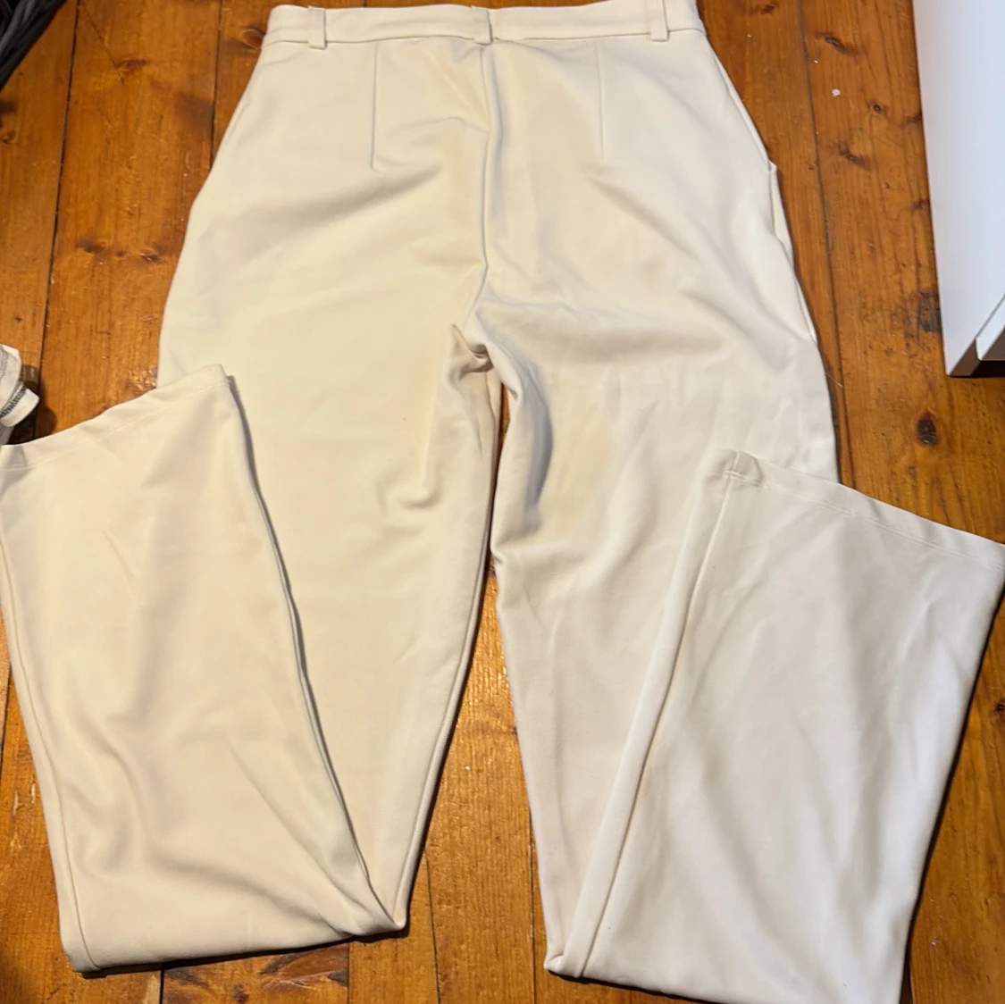 Ljus rosa kostymbyxor med raka ben - 1