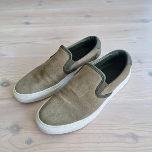 Diemme loafers - Snygga slip-on sneakers från Diemme i olivgrön mocka med gröna skinnpaneler och vit platt sula. Skorna har rund tå och en stilren, minimalistisk design som passar perfekt till jeans eller shorts. Insidan är fodrad med grönt skinn för extra komfort.