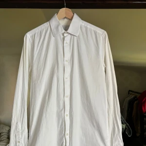 Vit skjorta från bläck - Vit skjorta från bläck, i fint skick och sparsamt!