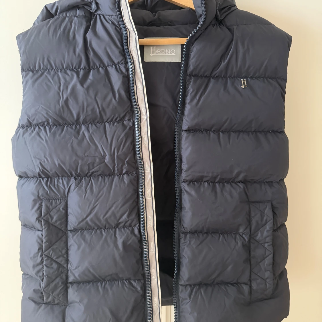 Svart dunväst från Herno med huva - 2