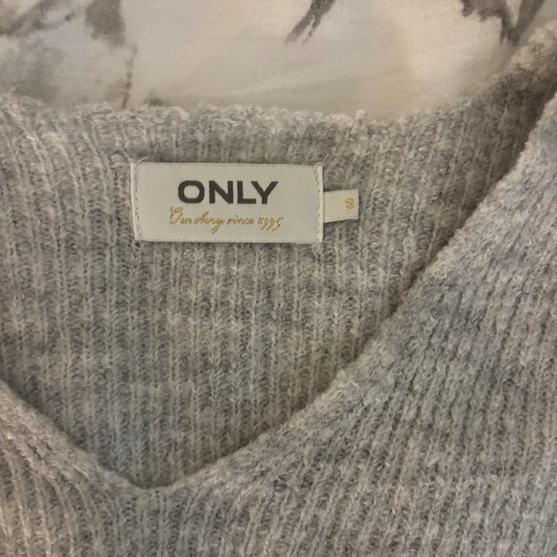 Grå ribbstickad tröja från ONLY - 1