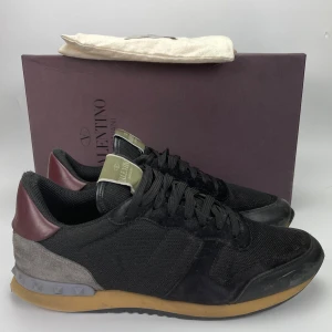 Valentino rockrunners  - Hej! Säljer nu dessa svin feta rockrunners! Skorna är i fint skick, några defekter! Begränsat antal boxar och dustbag! Hör av dig vid frågor! 