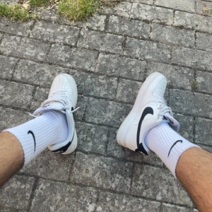 Nike Air Force 1 vit/svart sneakers - Fräscha Nike Air Force 1 sneakers, har lådan kvar och använd några gånger 