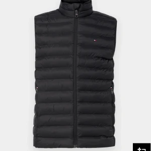 Tommy Hilfigher väst - Säljer en ny Tommy hilfigher väst endast använd två gånger. Nypris 2200. Kom privat för mer bilder vid intresse