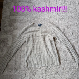 Kashmir tröja!!! - Tjo! Säljer denna sjukt snygga kabel stickade kashmir tröja från raulph lauren. Skicket är okej och tröja har en lagning på armen som man kan se på sista bilden. Säljer den för jag använder den inte alls, säljer för 499kr men priset går att diskutera vid snabb affär, om du har frågor kör på!