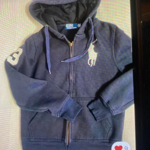 SÖKERRR!! - jag söker en sån här ralph lauren zip up som jag har letat efter länge, letar efter en i storlek xs-s i kvinna eller L i barn.💕