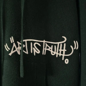 Mörkgrön hoodie Zadig & Voltaire - Säljer en mörkgrön hoodie från Zadig & Voltaire med broderad text 'ART IS TRUTH' och coola grafiska detaljer i vitt och blått. Ny pris 5500kr och tillverkas inte längre 