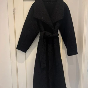 Gina tricot kappa - Den tredniga kappan från Gina tricot i storlek S. Köpte den och därefter fick en i födelsedagspresent en månad efter, försent och lämna tillbaka den och därför säljer den. Aldrig använd och tillkommer med prislapp och din egna box