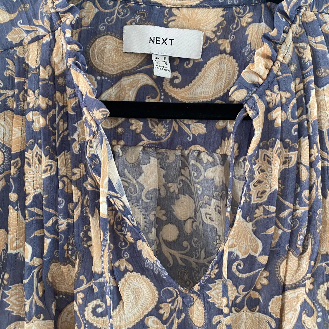 Blommig blus från Next i blått och beige - 1