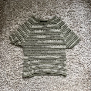 Stickad tröja från Zara - Säljer min stickade tröja från Zara. Aldrig använd. Storlek L. Passar dom som har S och M. Liten i storleken. Ordinarie pris 300.