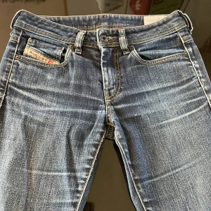 Lågmidjade utsvängda Diesel jeans W27 L34 - Jättesnygga lågmidjade trendiga blå jeans från Diesel. Klassisk femficksdesign med lite slitningar. Jeansen har normal passform, lowwaist och är utsvängda. Säljer pga att dom tyvärr inte passar mig längre💕Fint använt skick. Skriv gärna vid frågor! Har tyvärr inga bilder på då jag inte får på mig dem🩷