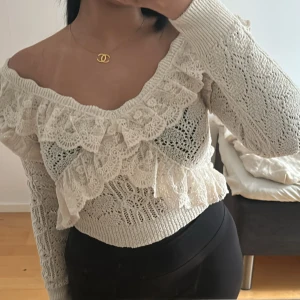 Stickad topp Zara - Stickad off shoulder topp  från Zara i strl S