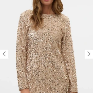 Snygg nyårsklänning!!! - Superfin kort klänning i champagnefärg med massor av glittrande paljetter. Endast använd 1 gång!! Storlek xs men passar även S