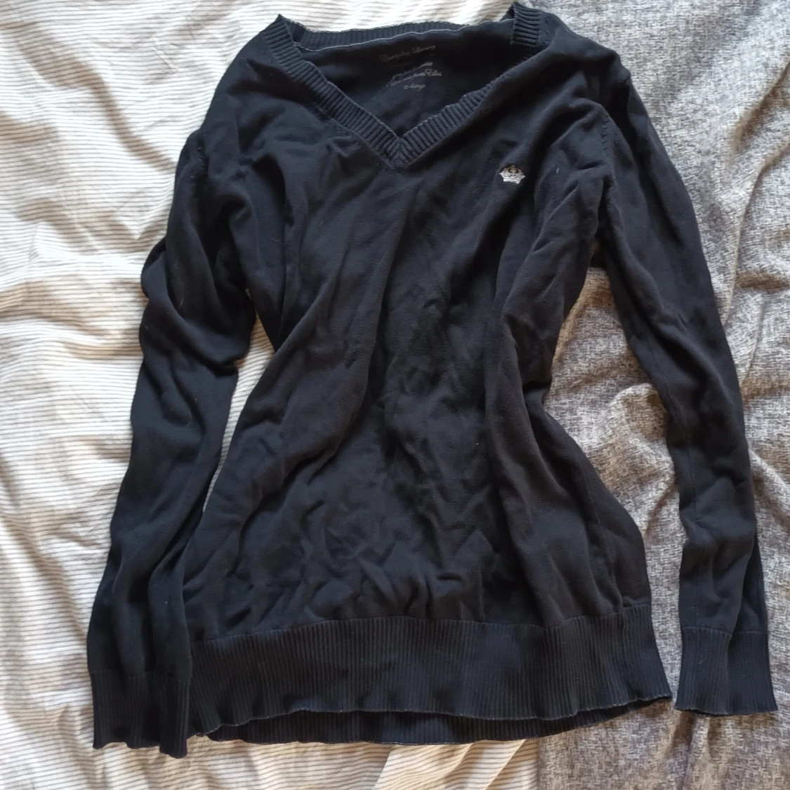 Svart v-ringad tröja från Ellos