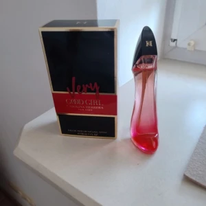 Very Good Girl EdP 30ml - Trendig parfym i ikonisk klackflaska från Carolina Herrera. 30 ml Eau de Parfum – perfekt storlek för väskan. Snygg design som sticker ut och passar dig som vill ha något unikt på hyllan.