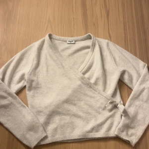Beige omlottkofta från Kappahl - En knyt kofta i krämvit färg som passar till allt, den är i storlek 170💕