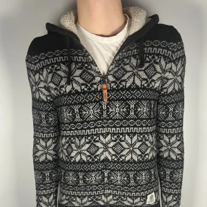 Stickad cardigan - Säljer en extremt snygg och trendig stickad ullcardigan i fint skick, storlek S, vid frågor är det bara att skriva //Gramenti