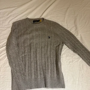 Grå kabelstickad tröja Polo Ralph Lauren - Säljer då denna inte kommer till användning 