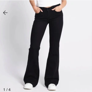 Svarta lågmidjade bootcut jeans  - Säljer mina jeans då det var för stora. Aldrig använda. Storlek S. Super fina. Prislappen är inte kvar men de kostade 300 kr. Från Lager 157. Första bilden är från lager 157 egna hemsida. har sytt om dom så dom är väldigt lågmidjade. 