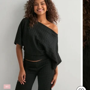 Nelly set - Hej säljer detta populära Nelly set. Både tröjan och byxorna är i storlek M. Änvönd 2 gånger mycket bra skick. 