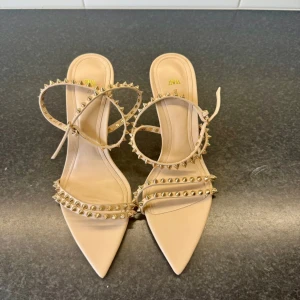 Zara klackar med nitar - Hej säljer dessa Zara klackar med gulliga nitar. Använd få gånger mycket bra skick. Storlek 37 och passar mig bra som brukar ha 37.