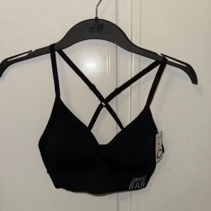 Svart sportbh  - Från Cubus, justerbara band och uttagningsbara kupor! Storlek M passar S 