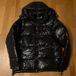 Ralph lauren pufferjacka - Ralph lauren pufferjacka i strlk M | Aldrig använd | Perfekt nu när kylan börjar komma då jackan är varm | Skriv vid funderingar!