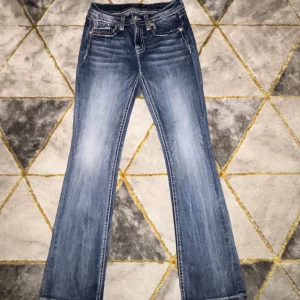 Miss Me blå bootcut jeans med detaljer - Miss me jeans har inte använts helt ny skick inget slitet eller så storleken är i 28 motsvarar M för fler frågor och bilder skicka gärna ett dm. ❣️