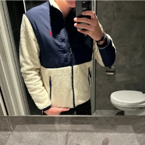 Blåvit teddyjacka från Polo Ralph Lauren S/M - Säljer en sjukt snygg teddyjacka från Polo Ralph Lauren i blått och vitt. Endast använd ett fåtal gånger, modellen är 185 lång! tveka inte att höra av dig vid minsta fundering eller fler bilder!)))