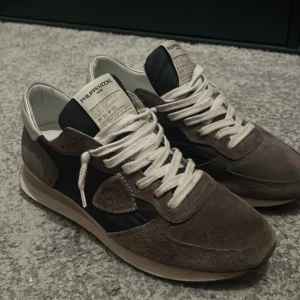  Philippe Model Skor -  sneakers från Philippe Model i mocka med vita snören och detaljer i svart. (Svarta snören medföljer). Skriv vid fundering😊