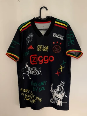 Adidas Bob Marley Ajax matchtröja  - Varumärke - Adidas Skick - 10/10 Material - polyester  Storlek - Medium  Färg - Svart 