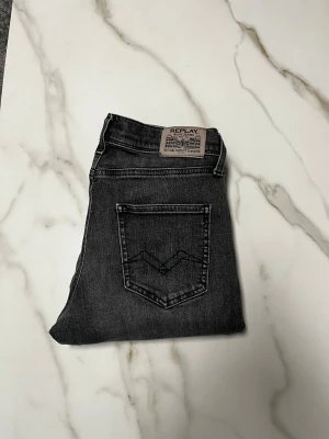 Replay jeans  - Säljer nu ett par riktigt feta replay jeans. Storlek står inte men jag enligt mig borde de vara i storlek W28/29. Jeansen är 101 cm långa och 37 cm i midjan. Om du har några fler funderingar så är det bara att fråga på! ❇️