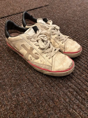 Premiata vita sneakers  - Snygga sneakers från Premiata i vitt skinn. Helt okej skick, inga hål. Väldigt sköna oavsett! Går att tvätta så de ser snyggare ut! Nypris ca 3500kr. Hör av vid frågor!