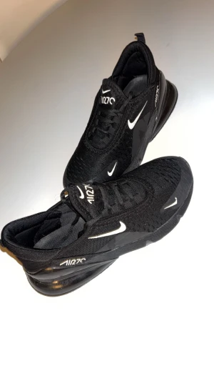 Nike air max 270 - Ett par skor air max 270 i storlek 36, Riktigt snygga passar både tjejer och killar, tyvärr så har jag använt själva boxen till skorna för att frakta ett paket här på plick så boxen finns inte kvar:), bara att höra av er vid mer frågor om ni är intresserade! 🔥