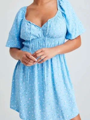 Blommig ljusblå kortklänning med puffärm strl. L - Ljusblå kortklänning från Bik Bok med små vita blommor, puffiga korta ärmar och smock i midjan. Klänningen har v-ringad hals med snörning. Ny, endast testad på.