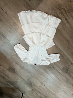 Vit långklänning från lager 157 - Superfin vit långklänning från lager 157.Klänningen har omlottkänsla upptill och är gjord i ett lätt, strukturerat tyg som känns luftigt. Perfekt för dig som gillar en romantisk stil. Ny skick helt oanvänd.