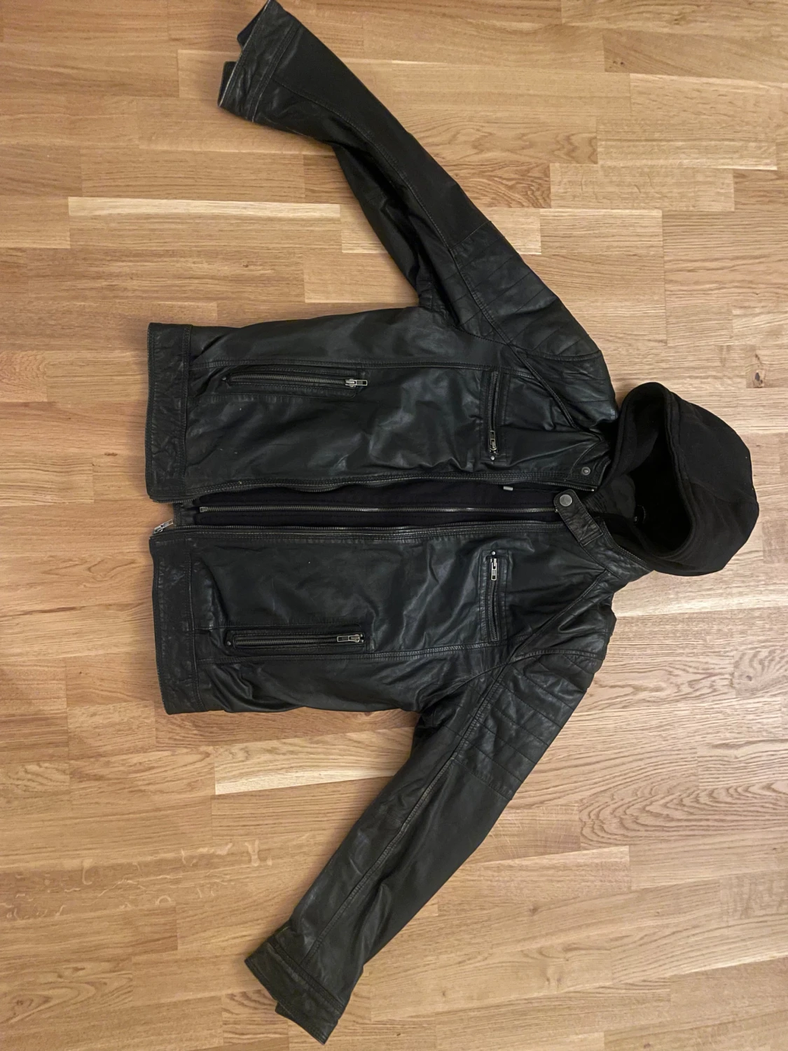 Svart skinnjacka med huva från Molltan - 2