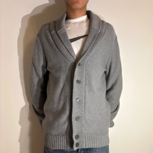 Grå cardigan med knappar - Sjukt snygg cardigan med knappar.😁