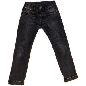 Grim Tim black selvedge  - Säljer ett par one of a kind selvedge byxor från nudie jeans. Modellen är sleepy Sixten, men har blivit omsydda till en Grim Tim modell. Inga defekter men ena fickan är lagad. Black selvedge är väldigt sällsynt, så missa inte dessa!